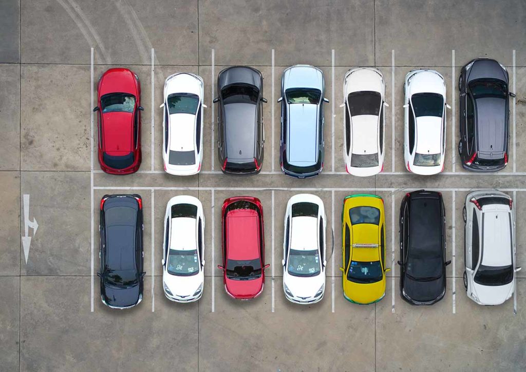 Mehrere Autos auf Parkplatz