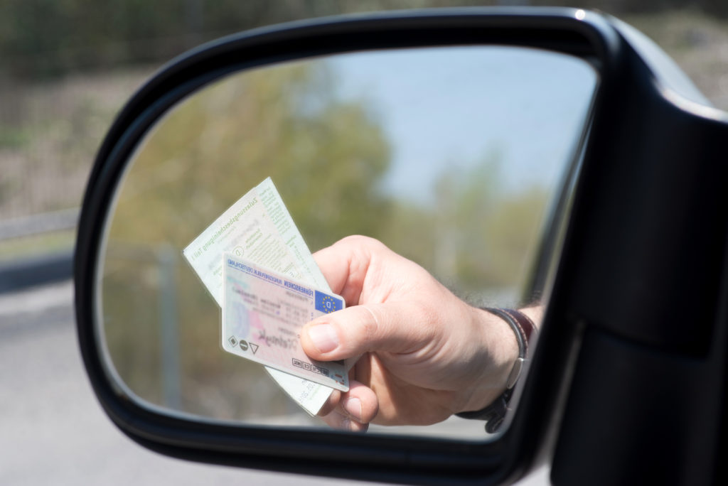 Führerschein und Fahrzeugschein