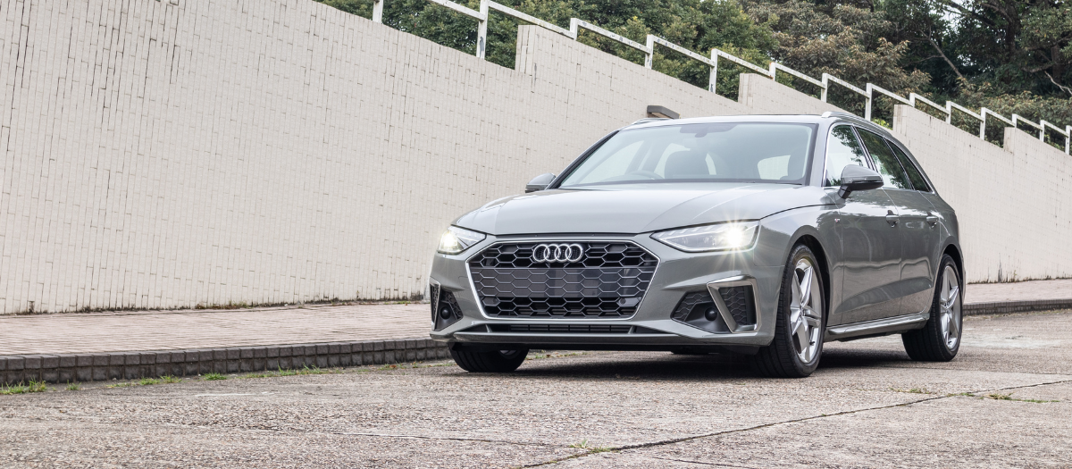 Audi A4 Avant in Fahrt auf der Landstraße