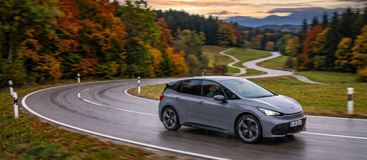 Cupra Born in Fahrt auf der Landstraße