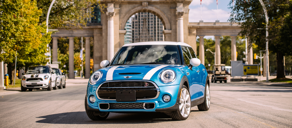 MINI Cooper in Fahrt – dynamische Außenaufnahme